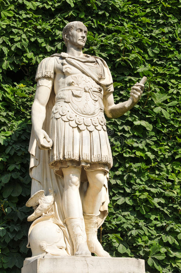 julius-caesar-statue-gaius-roman-emperor-jardin-des-tuileries-paris-france-65096167.jpg