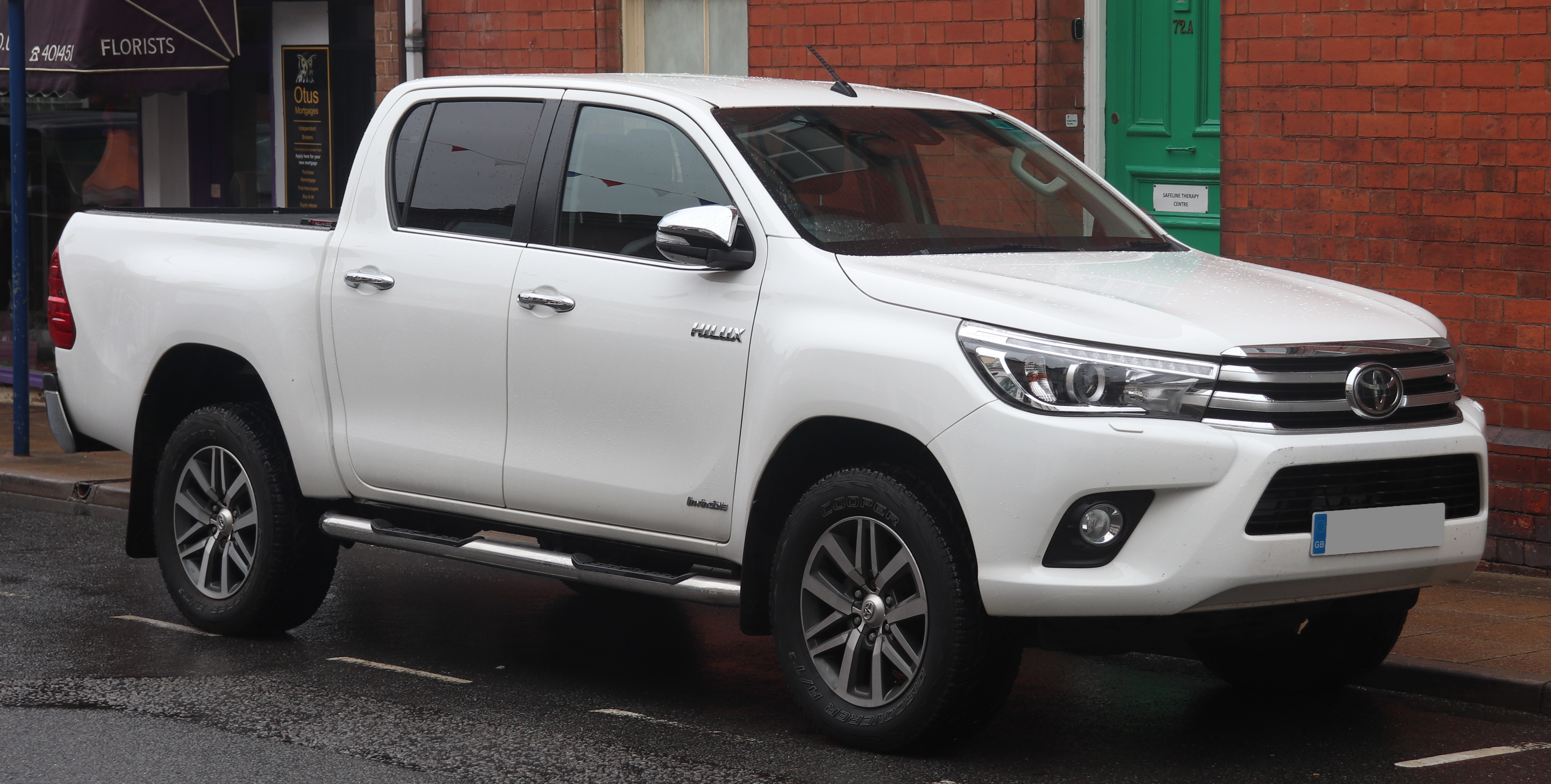 2016_Toyota_HiLux_Invincible_D-4D_4WD_2.4_Front.jpg