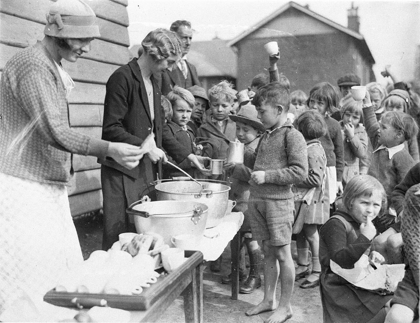 Schoolchildren_line_up_for_free_issue_of_soup_and_a_slice_of_bread_in_the_Depression%2C_Belmore_North_Public_School%2C_Sydney%2C_2_August_1934_-_Sam_Hood_%283550268287%29.jpg