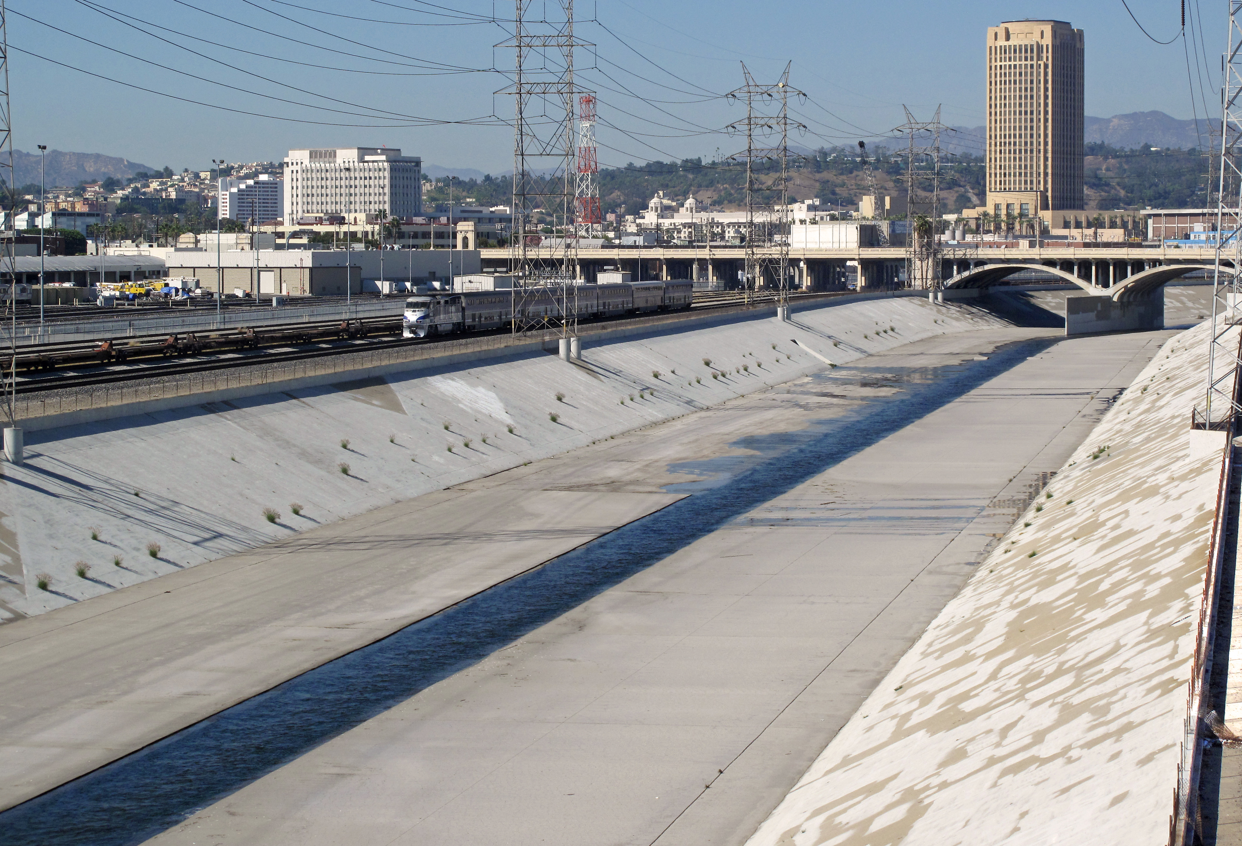 Los_Angeles_River_channelized.jpg