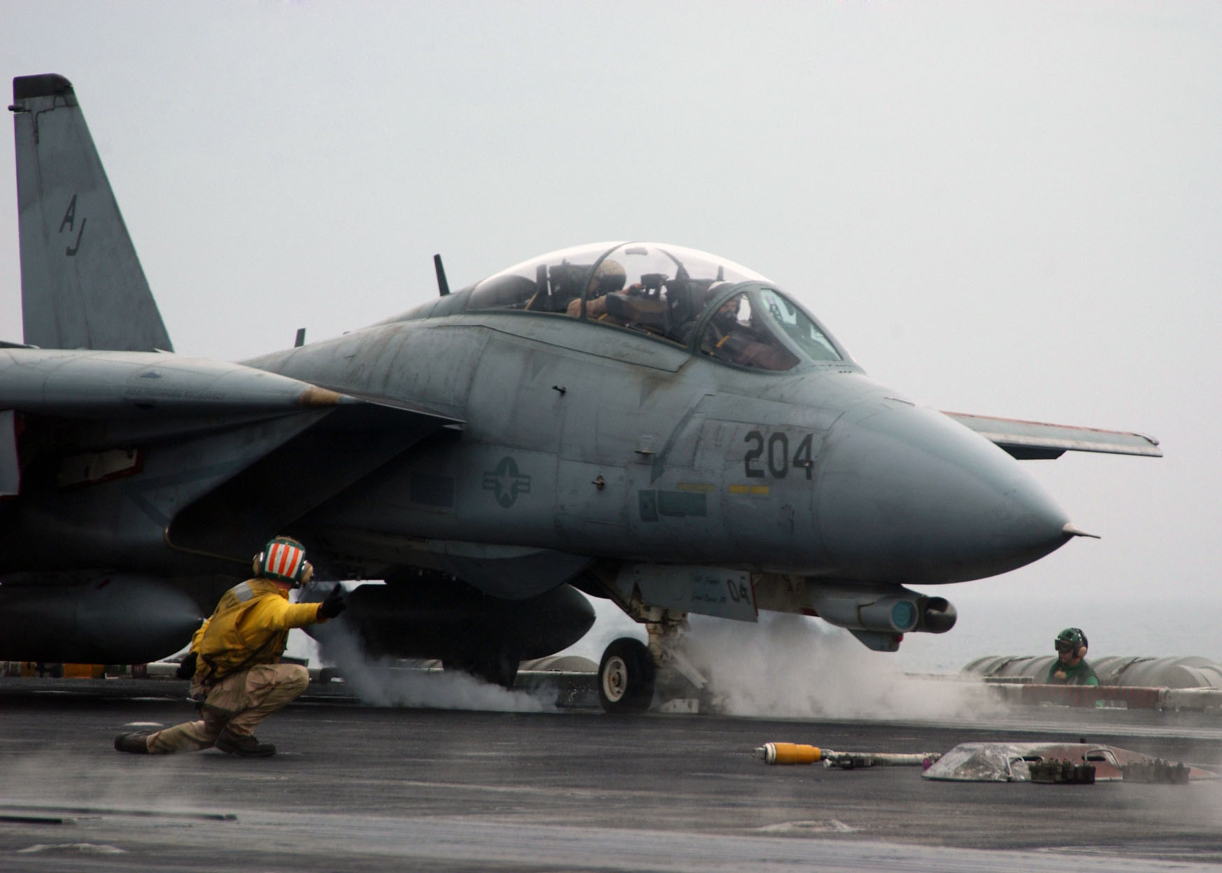 US_Navy_060206-N-7241L-002_A_shooter_gives_the_signal_to_launch_an_F-14D_Tomcat.jpg