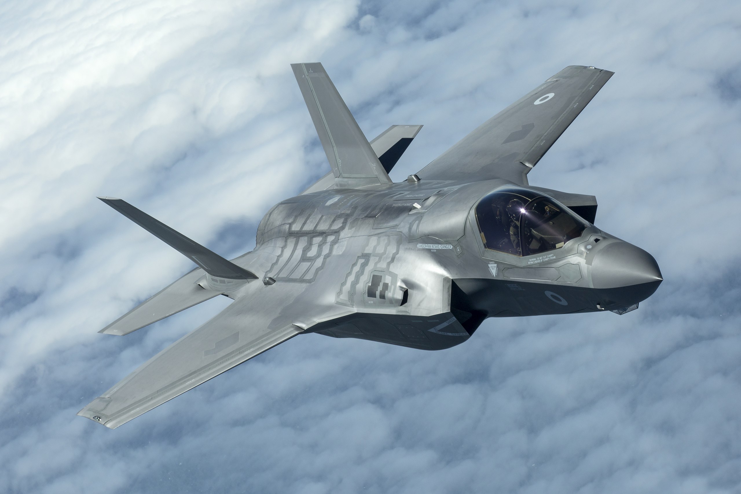 2560px-Pictured_is_the_first_of_the_UK%27s_F-35B_Lightning_II_jets_to_be_flown_to_the_UK._MOD_45160016.jpg
