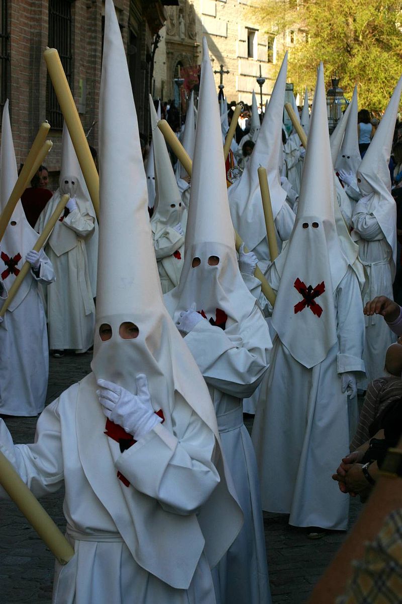 800px-Not_what_you_may_think_-_these_are_nazarenos_%28hooded_penitents%29_in_the_Holy_Week_parade_in_Granada_%28IMG_5519a%29.jpg