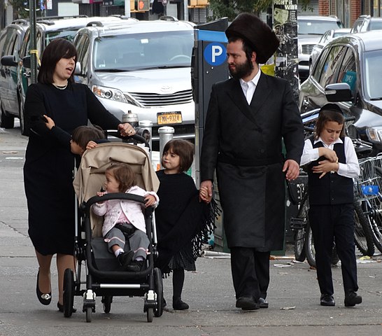 546px-Hasidic_Family_in_Street_-_Borough_Park_-_Hasidic_District_-_Brooklyn.jpg
