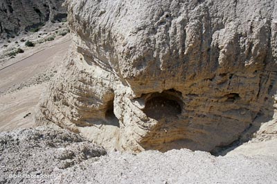 Qumran-Caves-10-and-4b-tbs96209802-bibleplaces.jpg